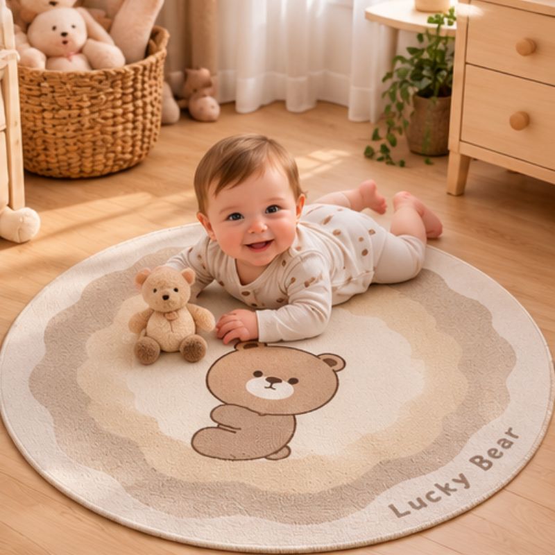 Tapis chambre bébé poupon sur ventre avec peluche ourson