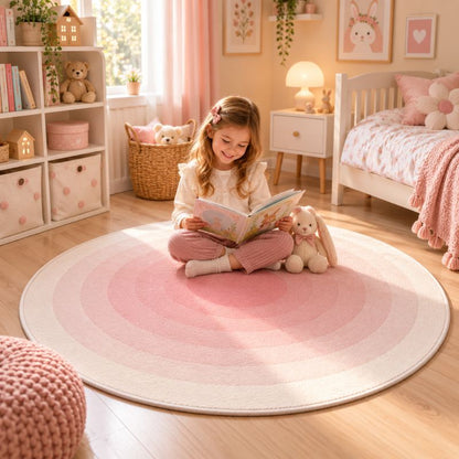 Tapis chambre fille fillette souriante assise avec livre
