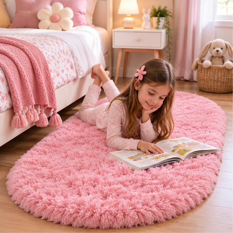Tapis chambre fille Shaggy rose fillette allongée avec livre