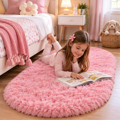 Tapis chambre fille Shaggy rose fillette allongée avec livre