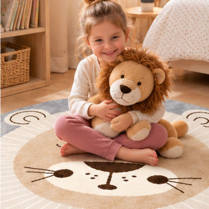 Tapis rond enfant fillette souriante assise tenant lion peluche