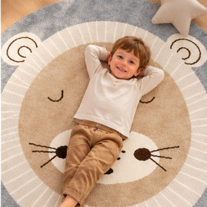 Tapis rond enfant garçon souriant couché sur tapis